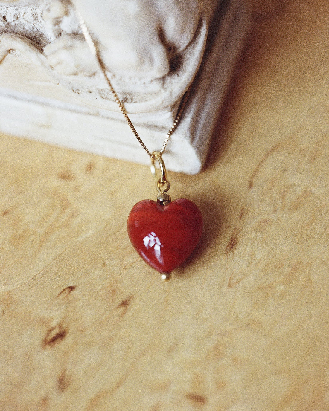 Rubinrødt hjerteformet vedhæng af muranoglas i en kæde