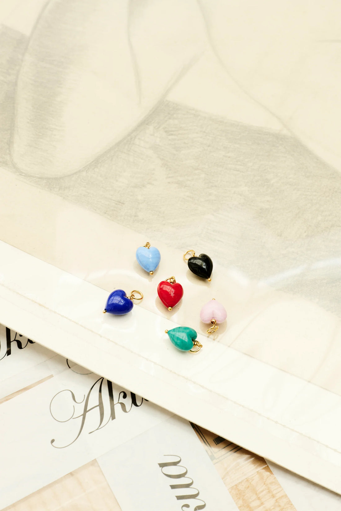 Sex hjerteformede vedhæng i forskellige farver