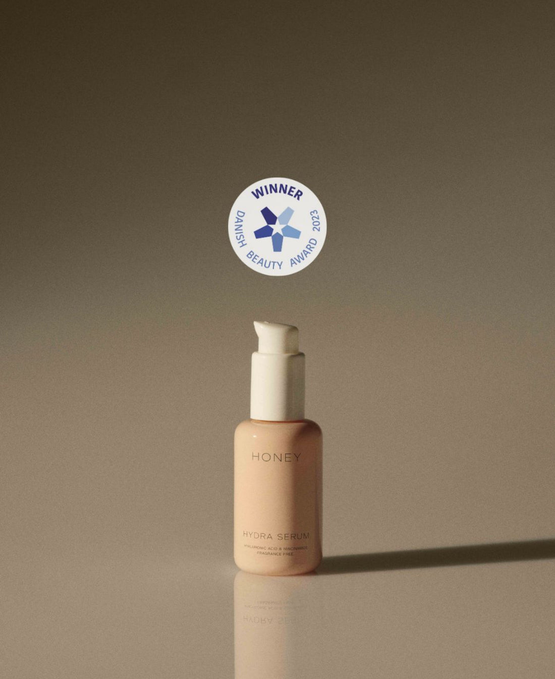 Naturligt fugtgivende serum i pink flaske med hvid låg - parfumefri ren hudpleje tildelt Danish Beauty Award