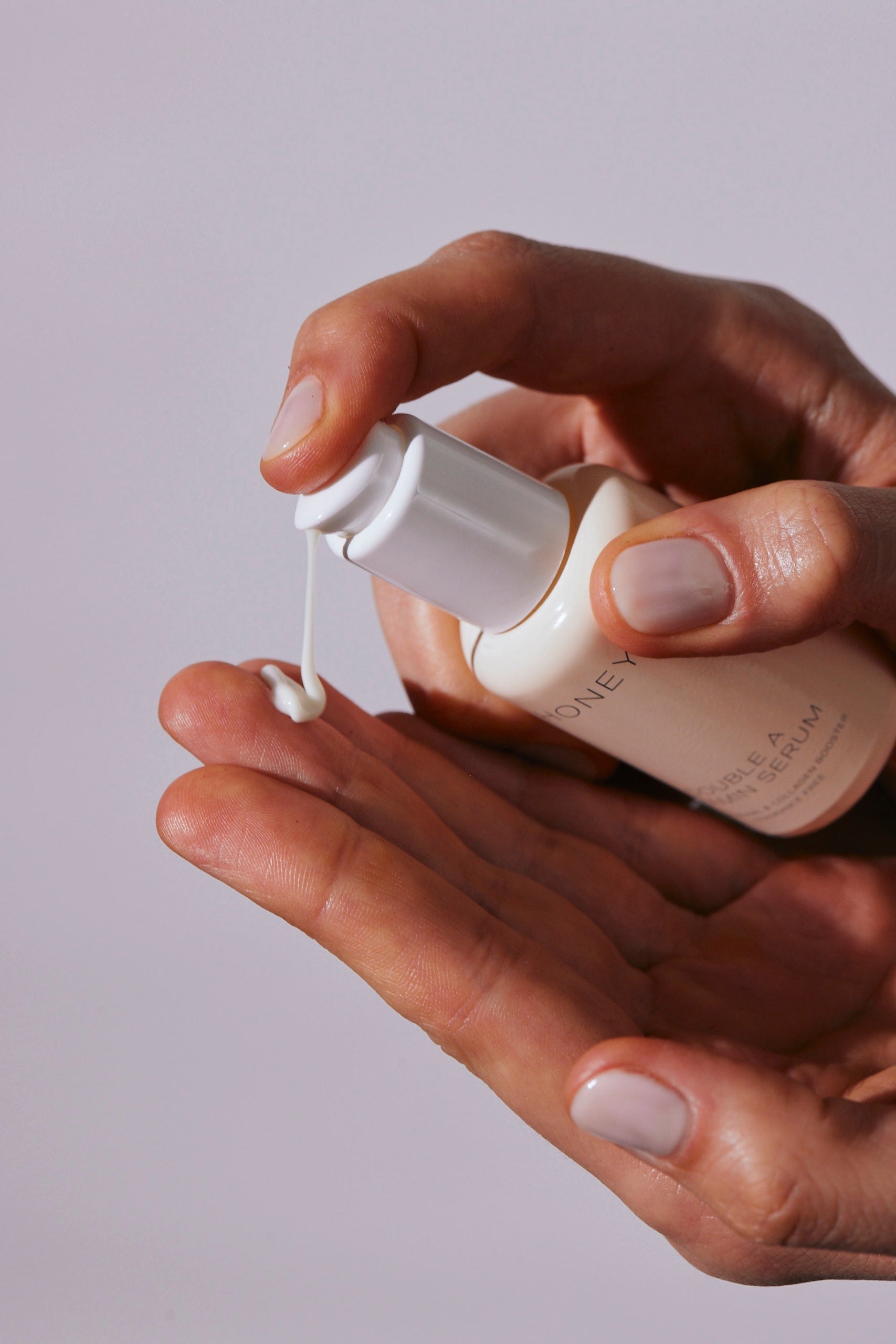 Håndhældende dobbelt A-vitaminserum fra lys pink flaske med hvid låg - naturlig og ren hudpleje