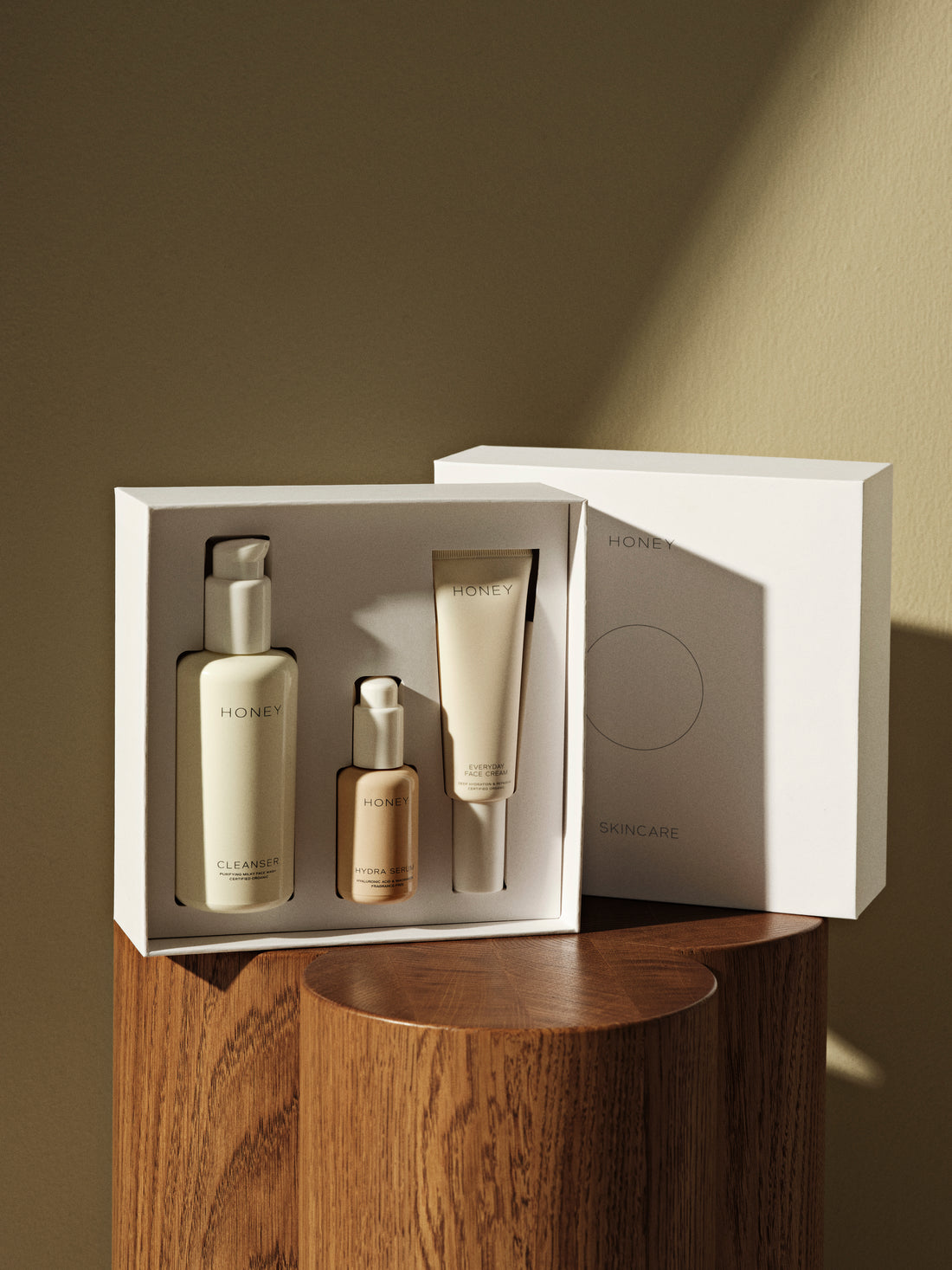 Gaveæske med parfumefri ren hudpleje - Honey cleanser face wash hydra serum og hverdags ansigtscreme