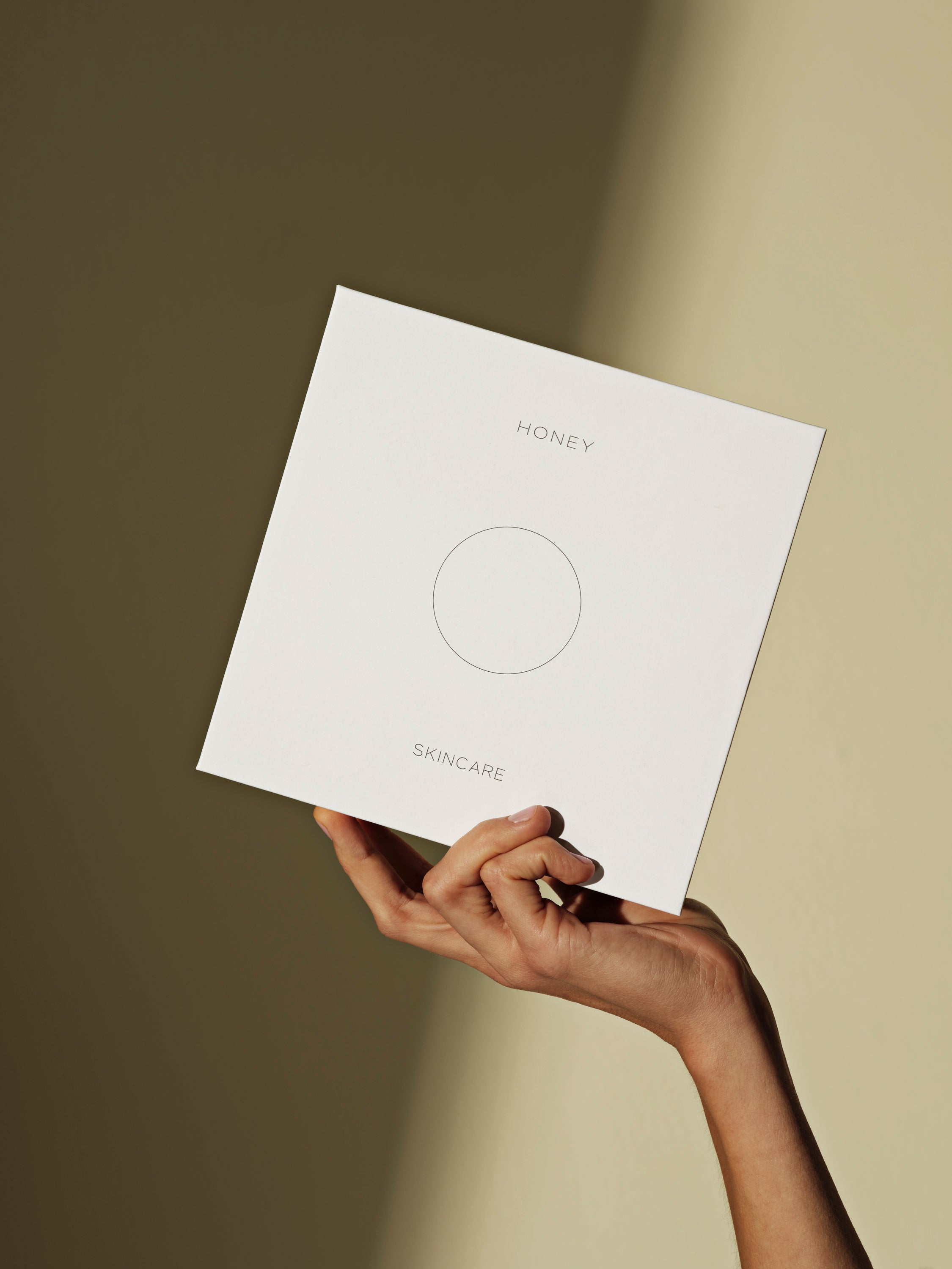 Hånd holder gaveæske med 3 produkter naturlig parfumefri ren hudpleje - clean skincare