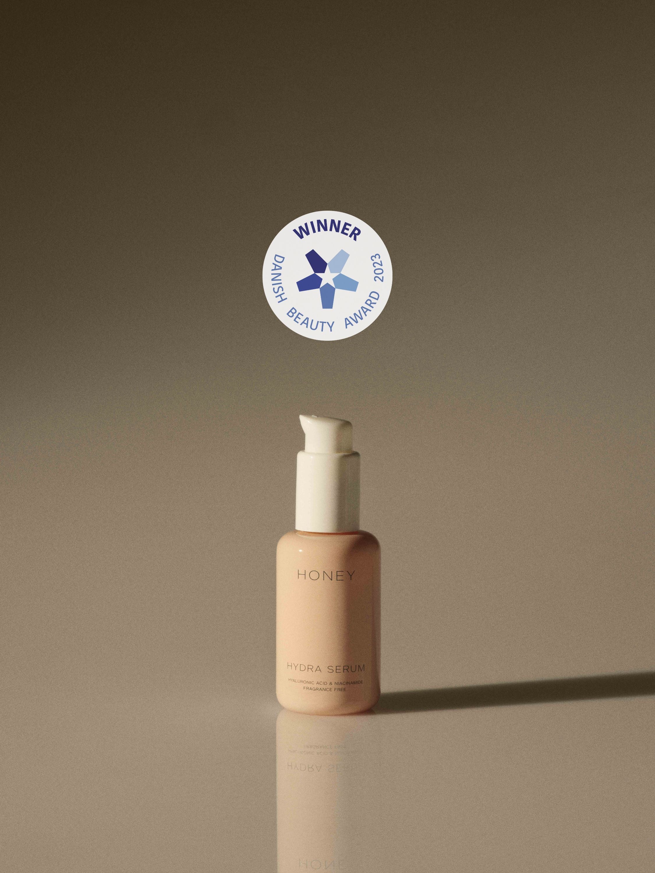 Naturligt fugtgivende serum i pink flaske med hvid låg - parfumefri ren hudpleje tildelt Danish Beauty Award