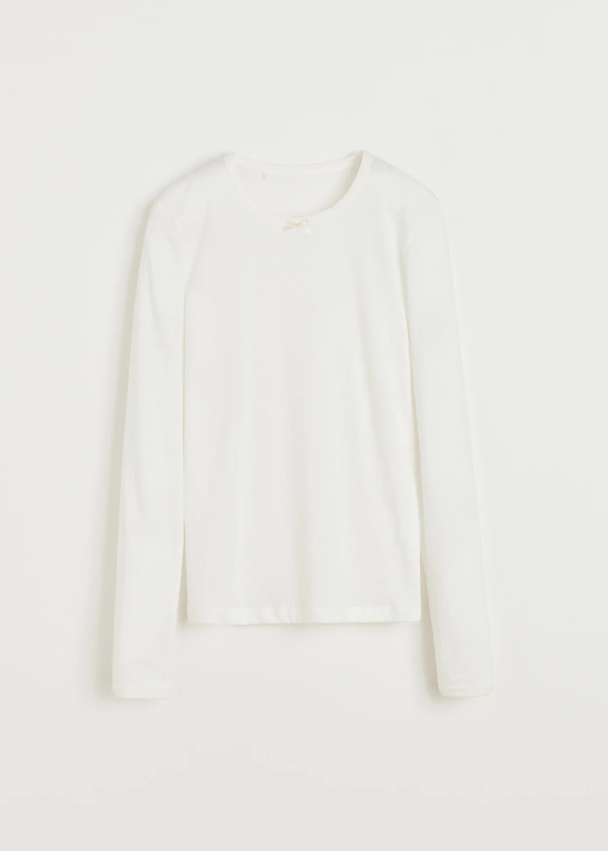 Elegant langærmet bluse i let pointelle-bomuld fra Aiayu – en tidløs garderobefavorit med smukke detaljer og en feminin pasform.