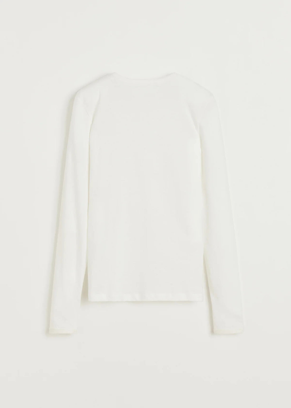 Bagsiden af messhu langærmet bluse fra Aiayu i hvid med hulmønster.