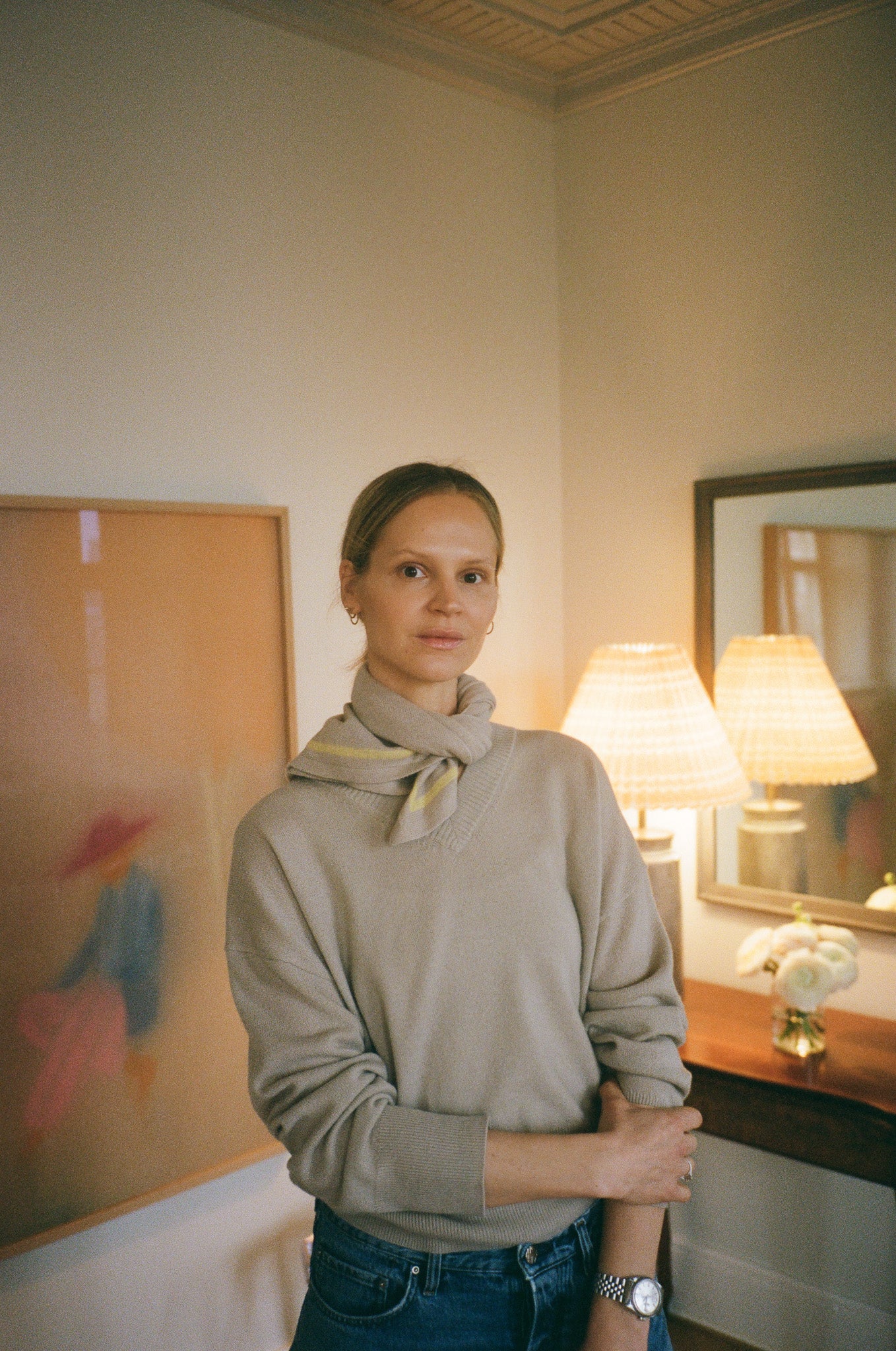 Bea Fagerholt iført grå cashmere sweater og beige og gul cashmere tørklæde