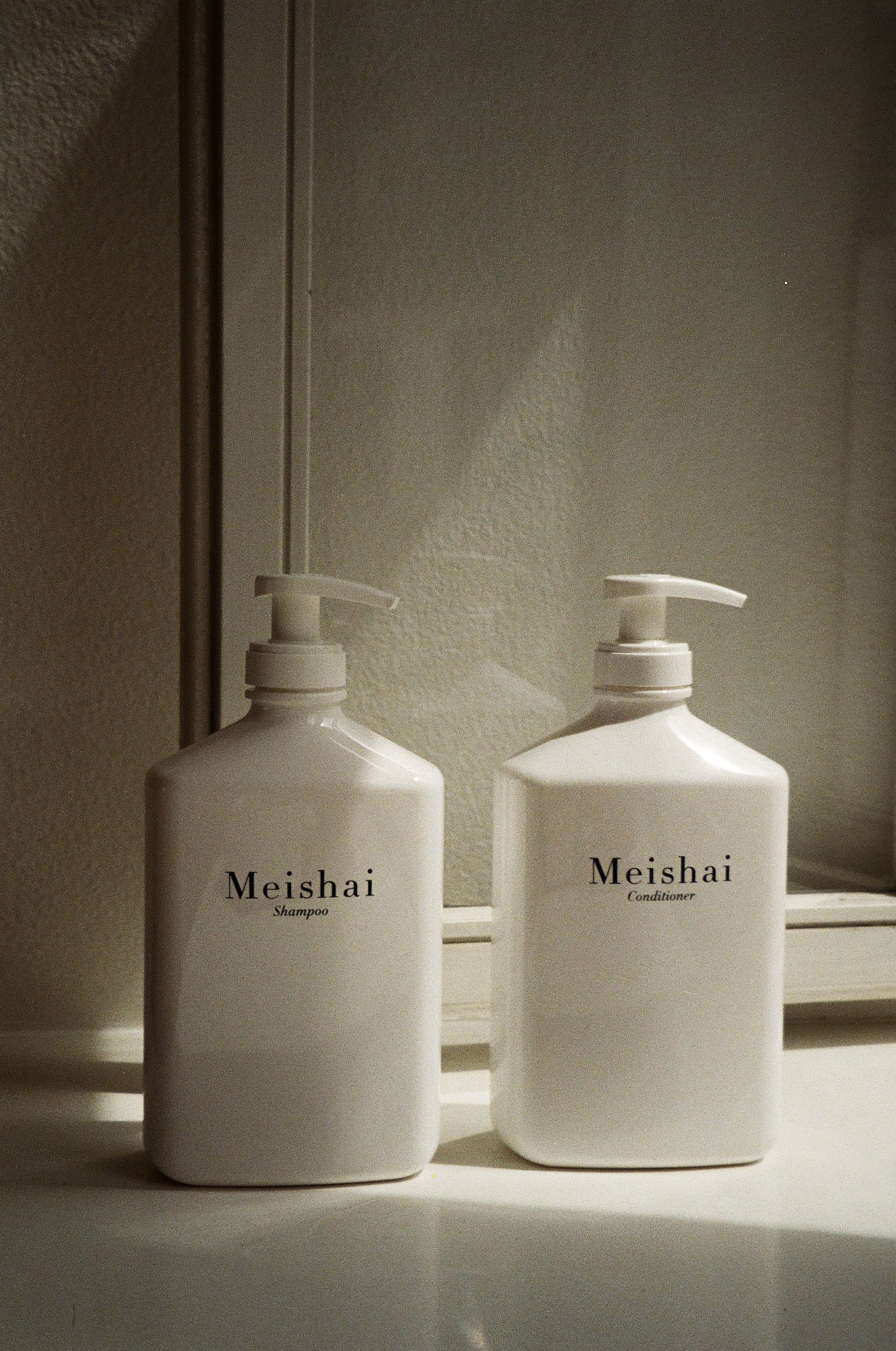 To flasker Meshai allergi certificeret hårbalsam og shampoo