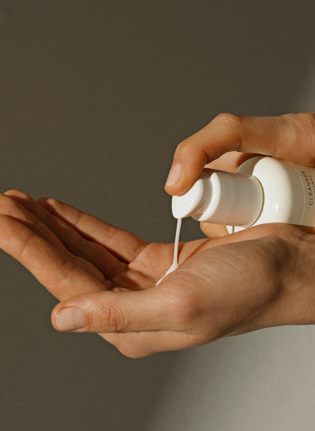 Hånd hældende naturlig parfumefri cleanser - ansigtsvask i hånden