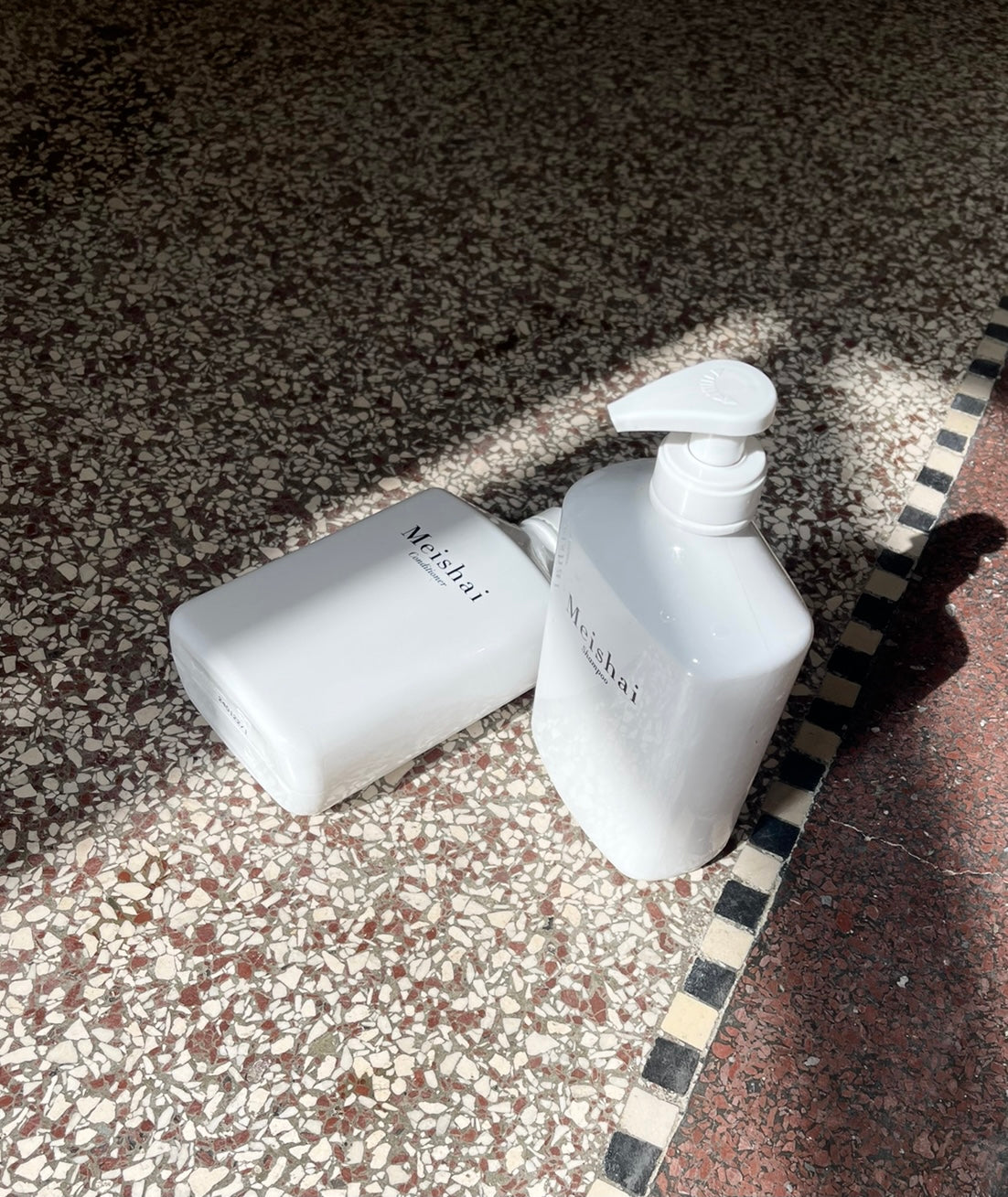 To flasker Meshai allergi certificeret hårbalsam og shampoo