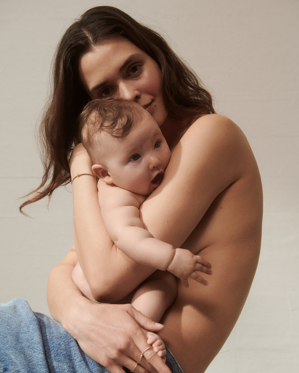 Mor der holder sin baby tæt hud mod hud