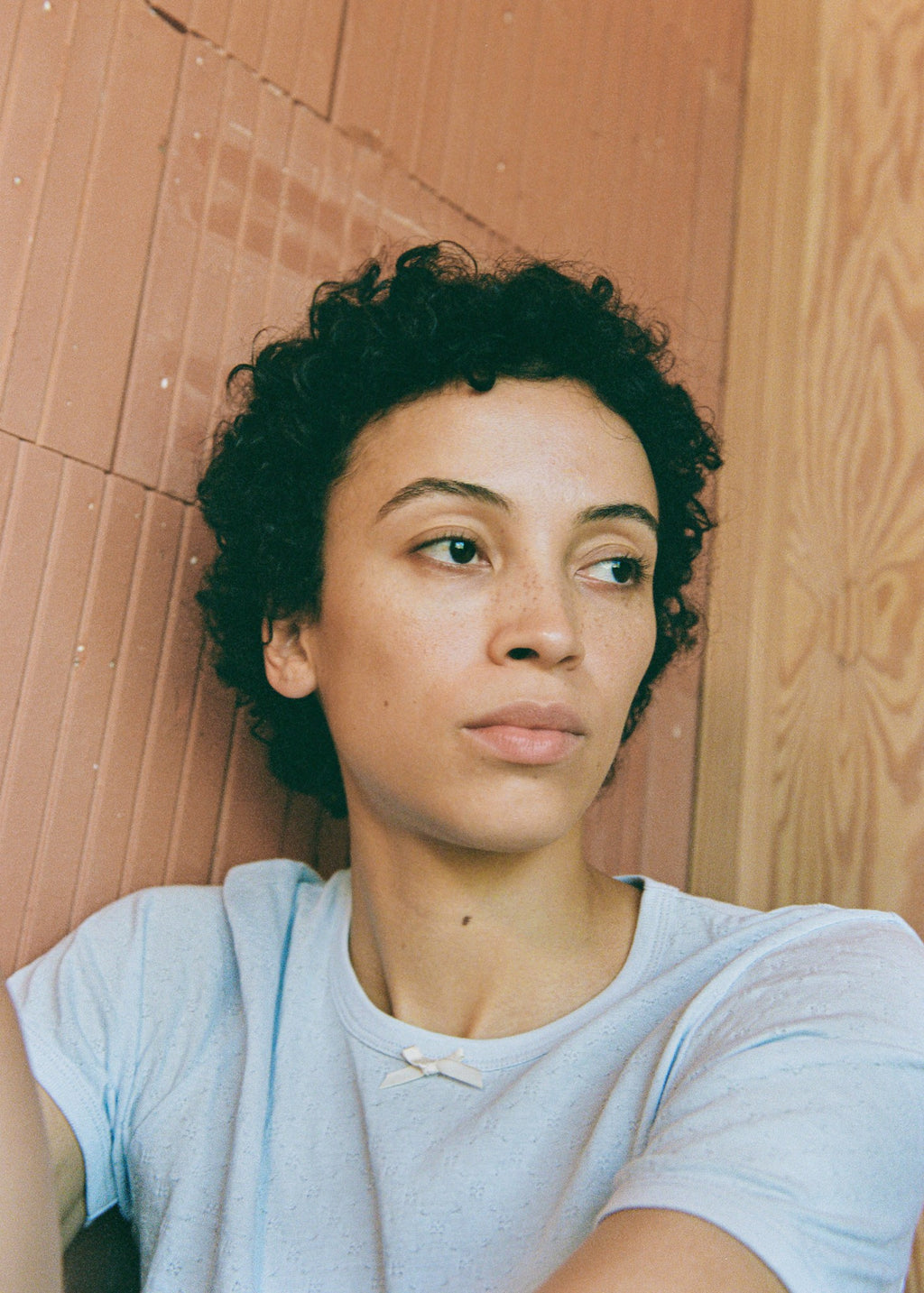 Kvinde i kortærmet lyseblå bomulds t-shirt med sløjfe fra Aiayu