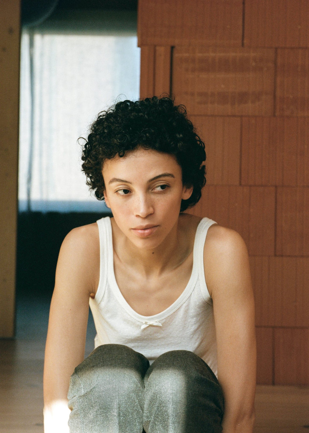 Kvinde i hvid Aiayu bomulds tanktop og grå bukser