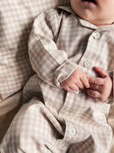 Indlæs billede til gallerivisning Klassisk pyjamasdragt i beige gingham
