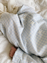 Indlæs billede til gallerivisning Klassisk pyjamasdragt i blå gingham
