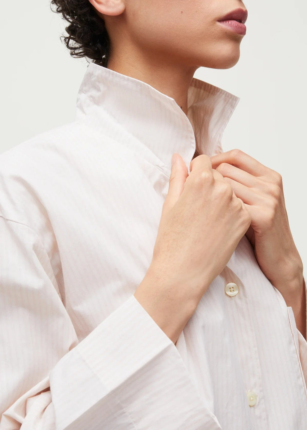 Kvinde i creme hvid pyjamasjakke i  bomuld fra Aiayu