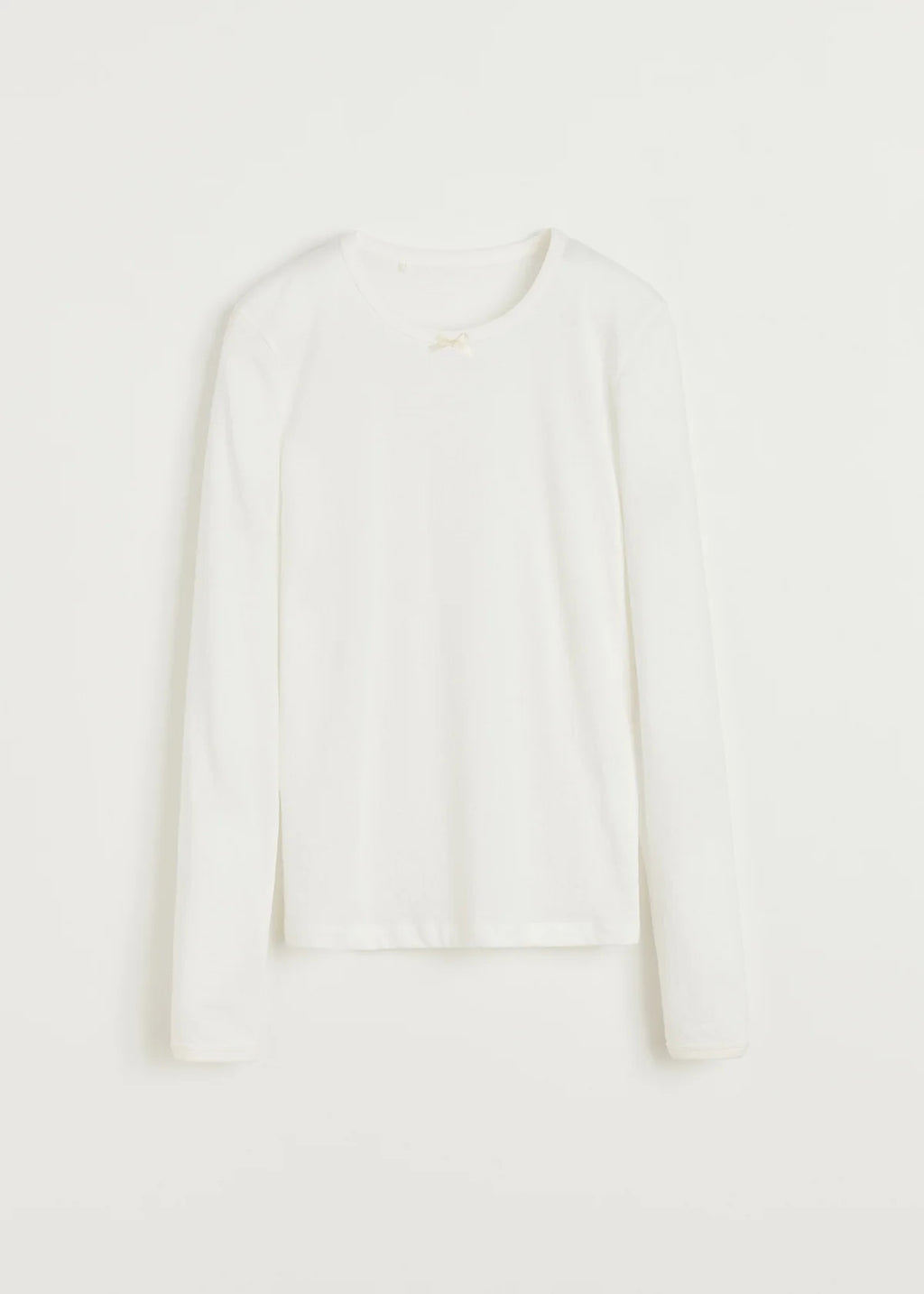 Elegant langærmet bluse i let pointelle-bomuld fra Aiayu – en tidløs garderobefavorit med smukke detaljer og en feminin pasform.