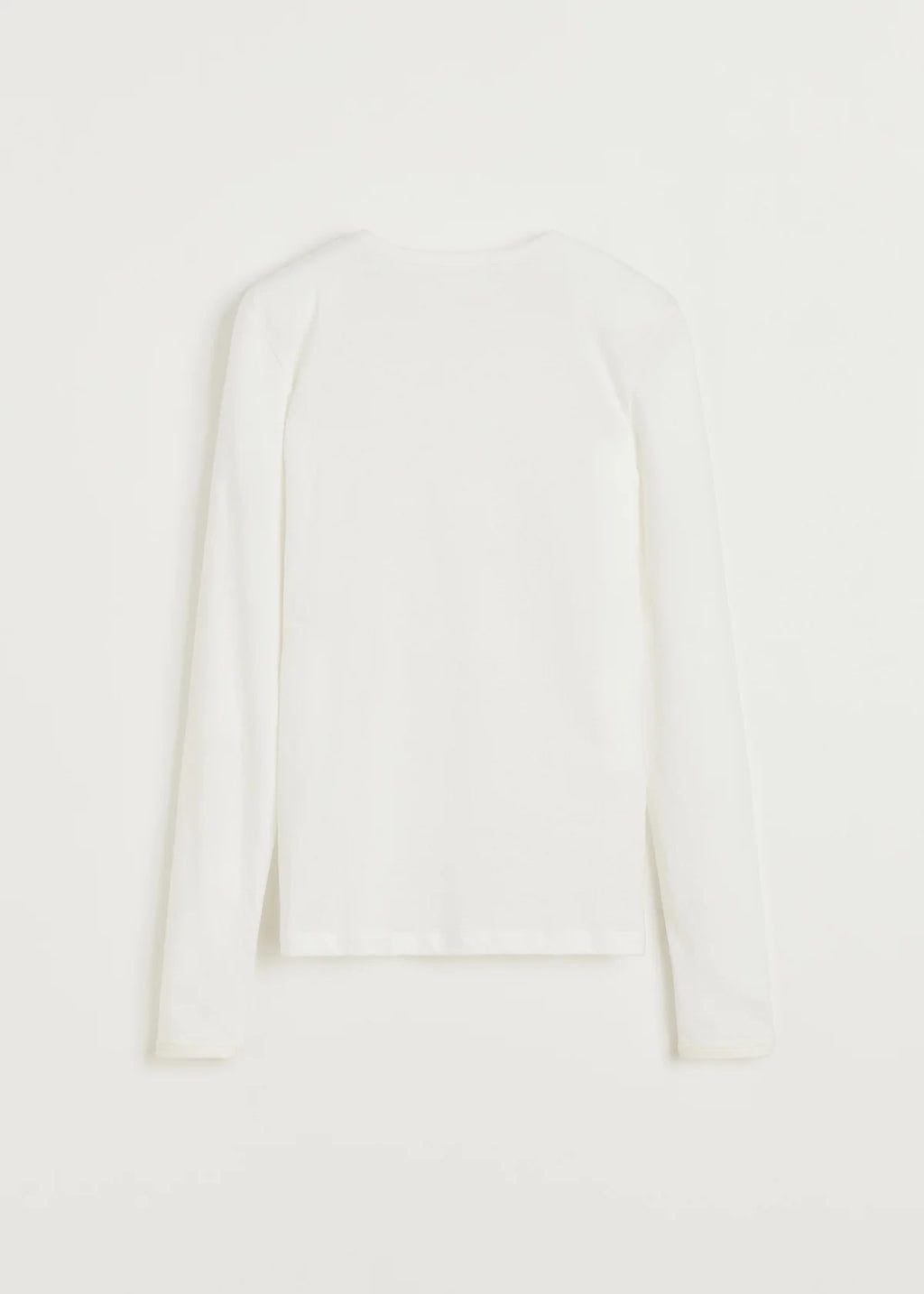 Bagsiden af messhu langærmet bluse fra Aiayu i hvid med hulmønster.