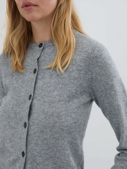 Kvinde i grå cashmere cardigan med knapper