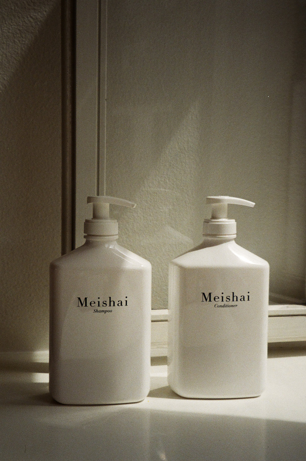 To flasker Meshai allergi certificeret hårbalsam og shampoo