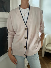 Indlæs billede til gallerivisning Cardigan i creme med navy stribe
