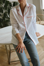 Indlæs billede til gallerivisning Klassisk pyjamas i hvid med coral kant
