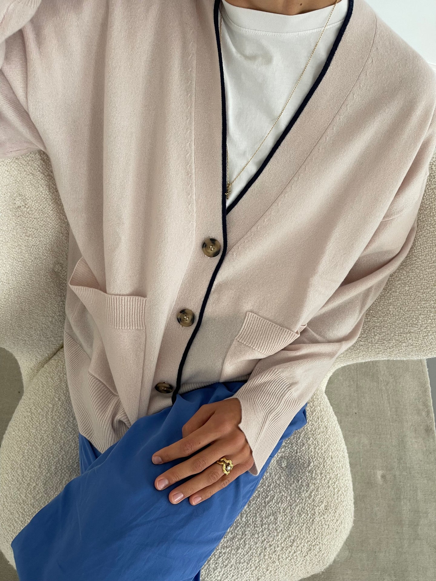 Cardigan i creme med navy stribe