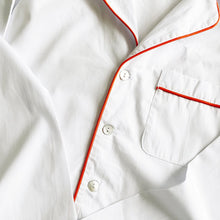 Indlæs billede til gallerivisning Klassisk pyjamas i hvid med coral kant
